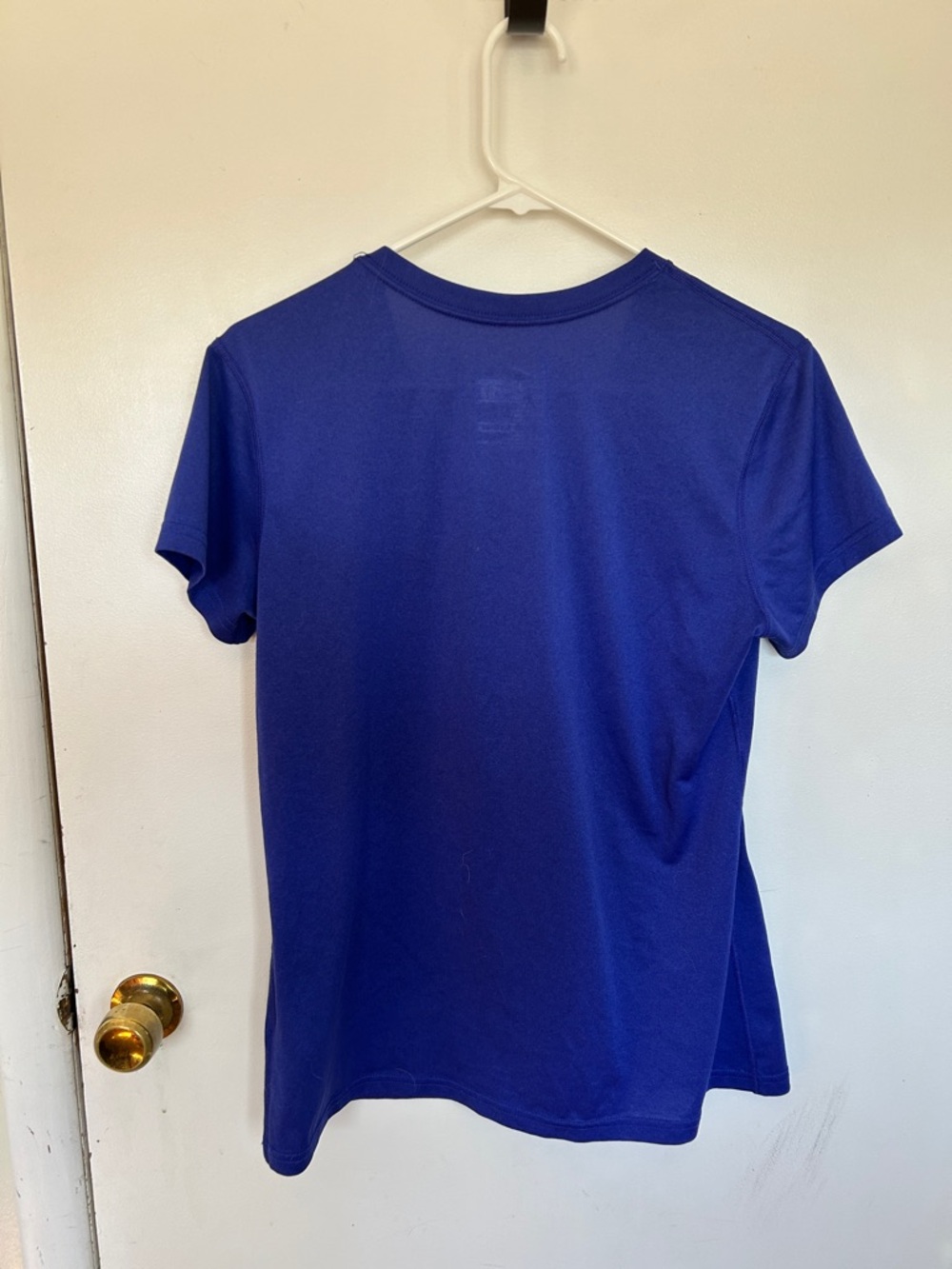 Nike Women’s T-shirt Size Medium - Picture 3 of 3